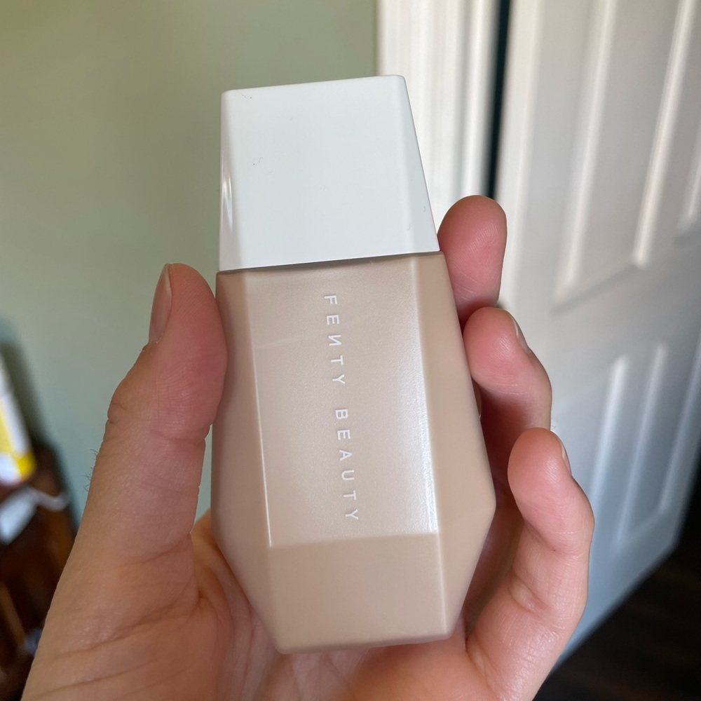 Fenty Beauty Foundation: Eaze Drop Blurring Skin Tint